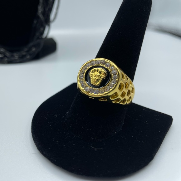 Gold Lion Ring with crystals - Picture 1 of 7